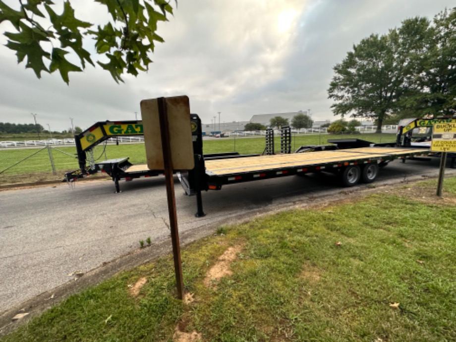 Gosoeneck Trailer For Sale 20+10 8k axle Big Foot Jacks  Gooseneck Trailers 