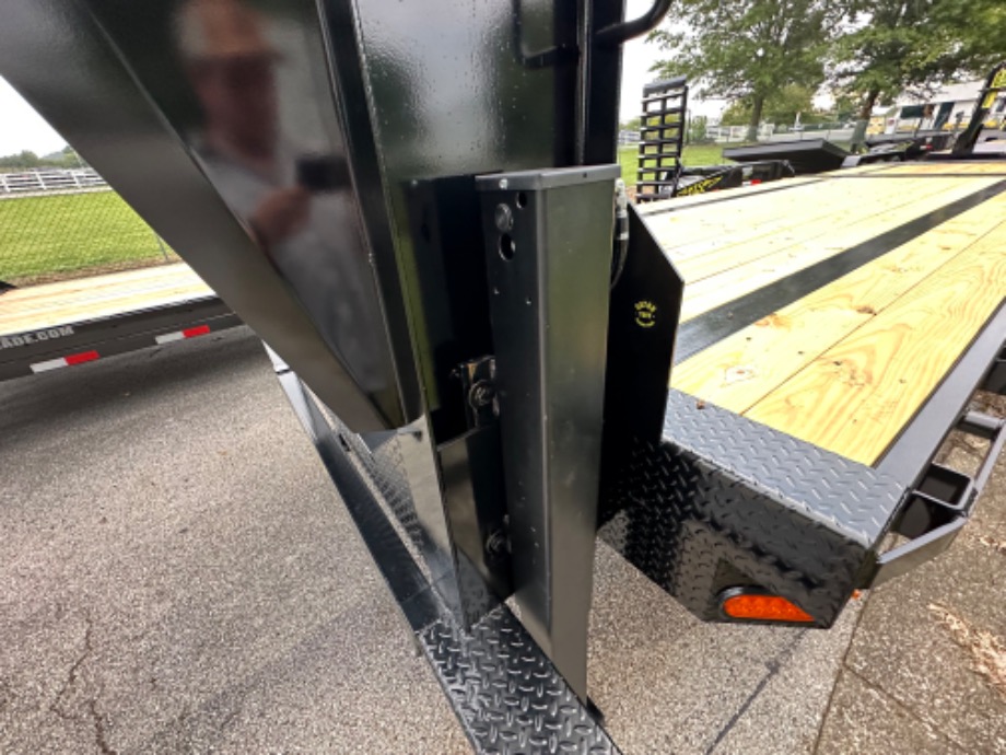 Gosoeneck Trailer For Sale 20+10 8k axle Big Foot Jacks  Gooseneck Trailers 