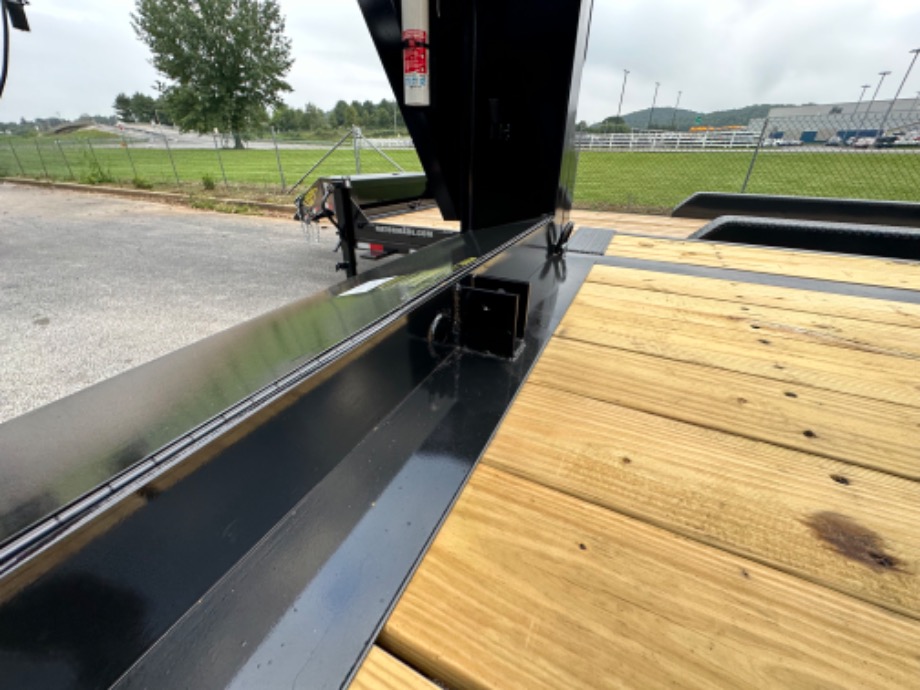 Gosoeneck Trailer For Sale 20+10 8k axle Big Foot Jacks  Gooseneck Trailers 