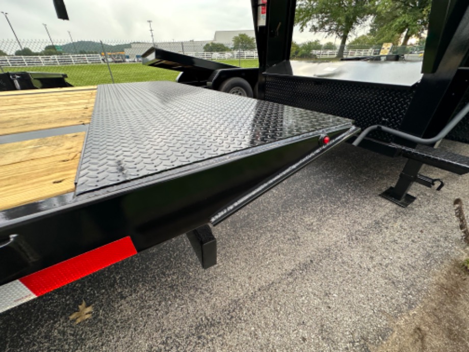 Gosoeneck Trailer For Sale 20+10 8k axle Big Foot Jacks  Gooseneck Trailers 